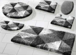 Badgarnitur von Grund mit geometrischem Dessin