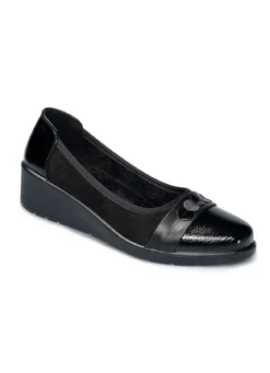 Ballerina in Lack und Veloursleder-Optik