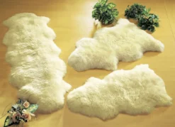 Bettumrandung aus echtem Lammfell in Tierform