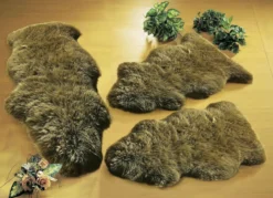 Bettumrandung aus echtem Lammfell in Tierform