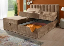 Boxspringbett mit individueller Kopfteilverstellung und Deko-Kissen