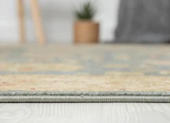 Brücke und Teppiche mit Orient-Optik