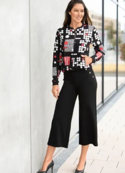 Culotte mit Zierknöpfen