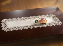 Elegante Raumdekoration mit 2-farbiger Makramee-Spitze