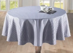 Feine Tisch- und Raumdekoration mit glänzendem Streifendessin
