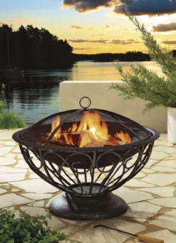 Feuerstelle im nostalgischen Design