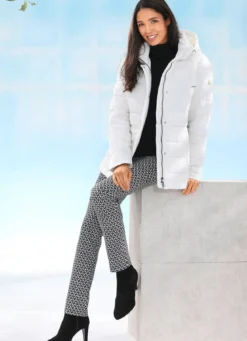 Funktionsjacke mit abnehmbarer Kapuze