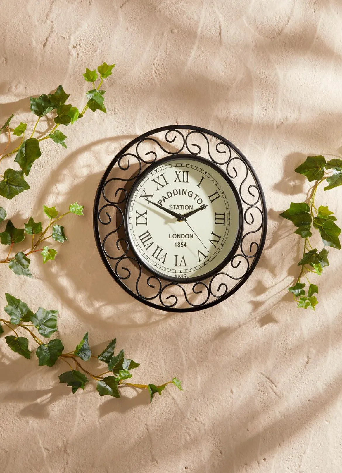 Funk-Wanduhr mit Metallgehäuse