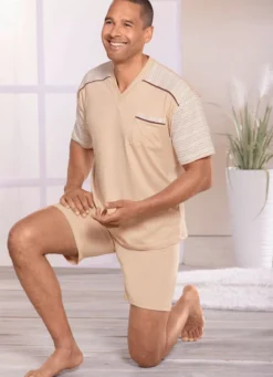 Götting Shorty mit farbig gewachsener Baumwolle und V-Ausschnitt