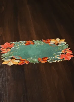 Herbstliche Tisch- und Raumdekoration mit Blattmotiven