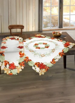 Herbstliche Tisch- und Raumdekoration mit Blattmotiven