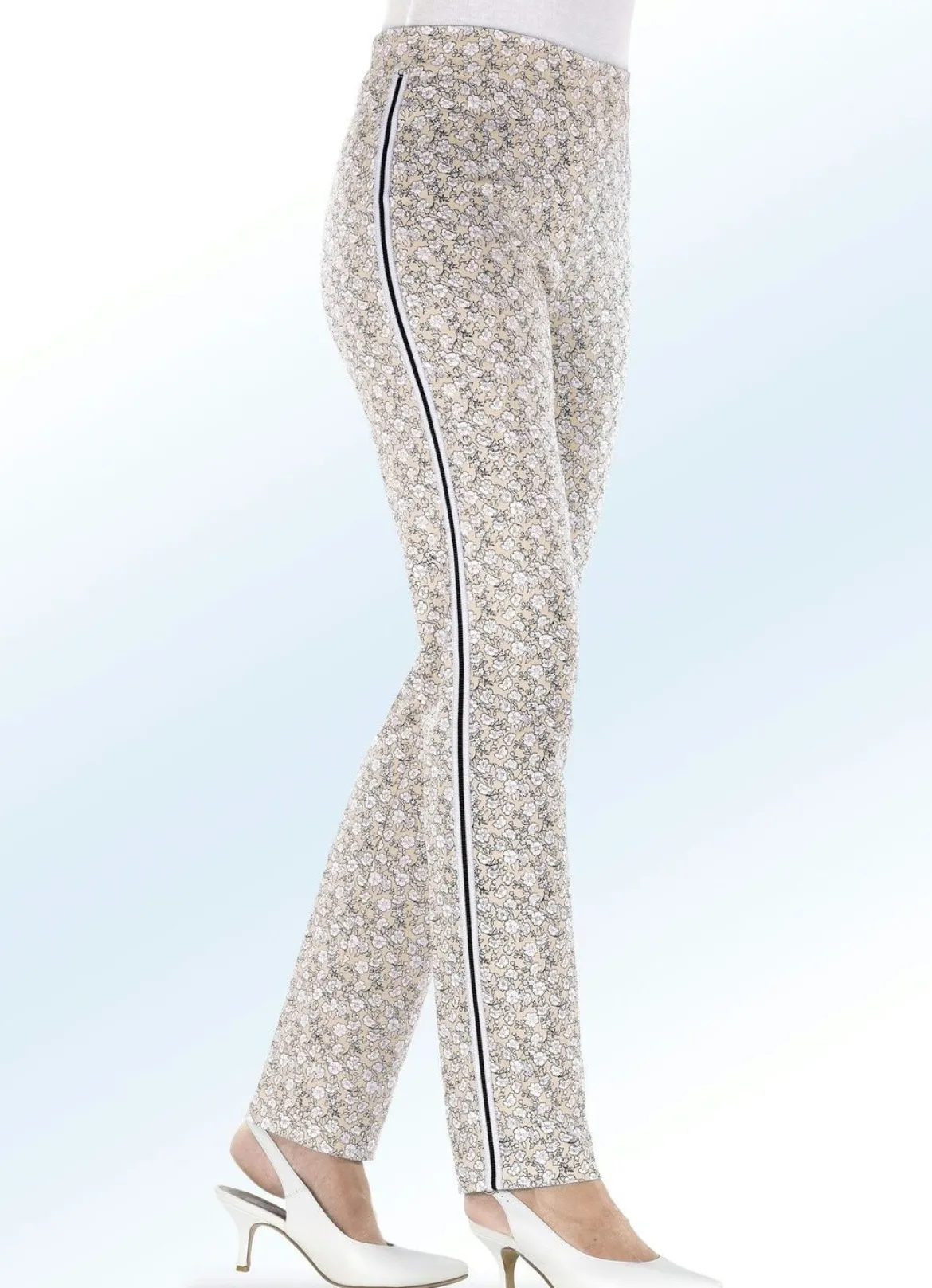 Hose mit aparter Floral-Dessinierung und effektvollem Zierband