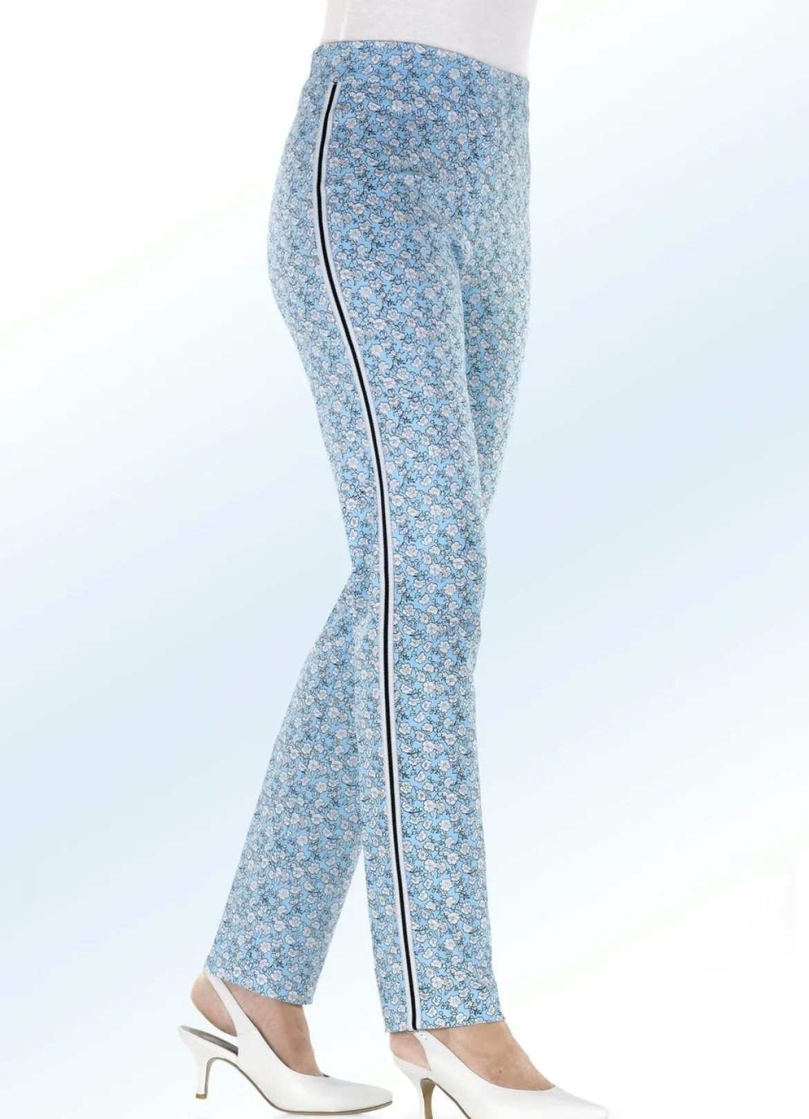 Hose mit aparter Floral-Dessinierung und effektvollem Zierband