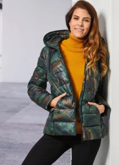 Jacke mit fester Kapuze