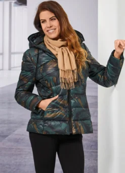 Jacke mit fester Kapuze