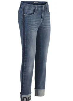 Jeans mit Fransensaum und Schriftzug auf einem Bein