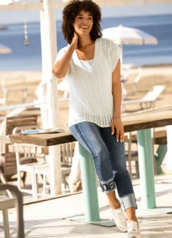 Jeans mit Fransensaum und Schriftzug auf einem Bein