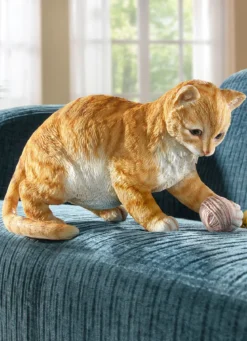 Katze mit Wollknäuel