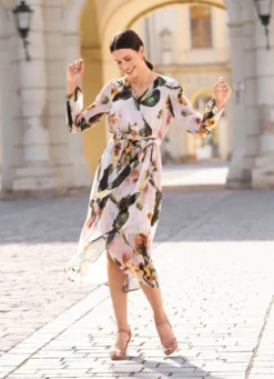 Kleid mit Bindegürtel