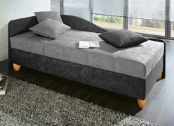 Komfort-Studioliege auf massiven Holzfüßen