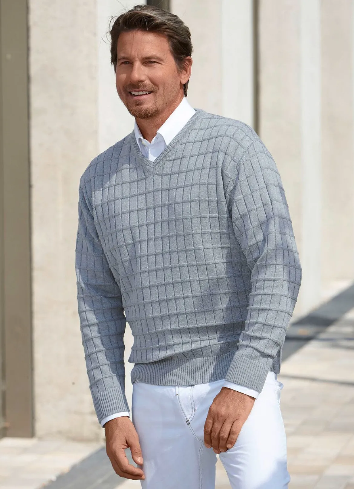 Legerer V-Pullover mit Strukturdessin in 3 Farben