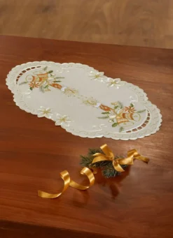 Liebevoll bestickte Tisch- und Raumdekoration