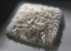 Merino-Lammfell-Sitzauflage in Tierform
