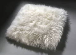Merino-Lammfell-Sitzauflage in Tierform