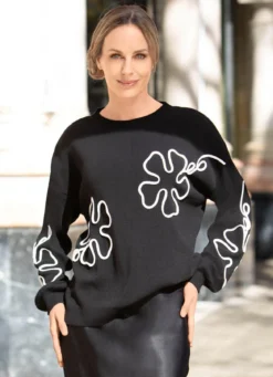 Pullover mit aufwendigen Blütenapplikationen