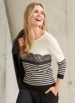 Pullover mit Spitzenbesatz