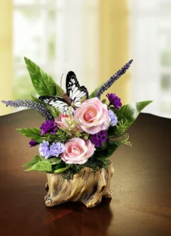 Rosen auf Baumstamm