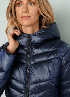 Steppjacke mit fester Kapuze