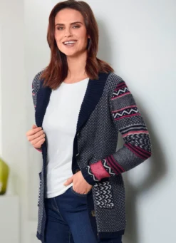 Strickjacke im Mustermix