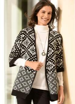 Strickjacke in aufwendigem Rundummuster