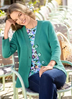 Strickjacke mit Biesenakzenten