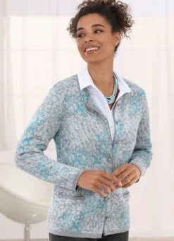 Strickjacke mit dekorativen Knöpfen