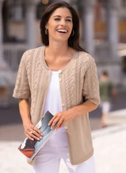 Strickjacke mit Zopfdessin