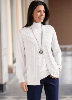 Strickjacke mit Zöpfchenstruktur