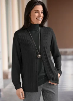 Strickjacke mit Zöpfchenstruktur