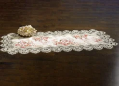 Tischdecke von Schäfer mit feinster Macramé-Spitze