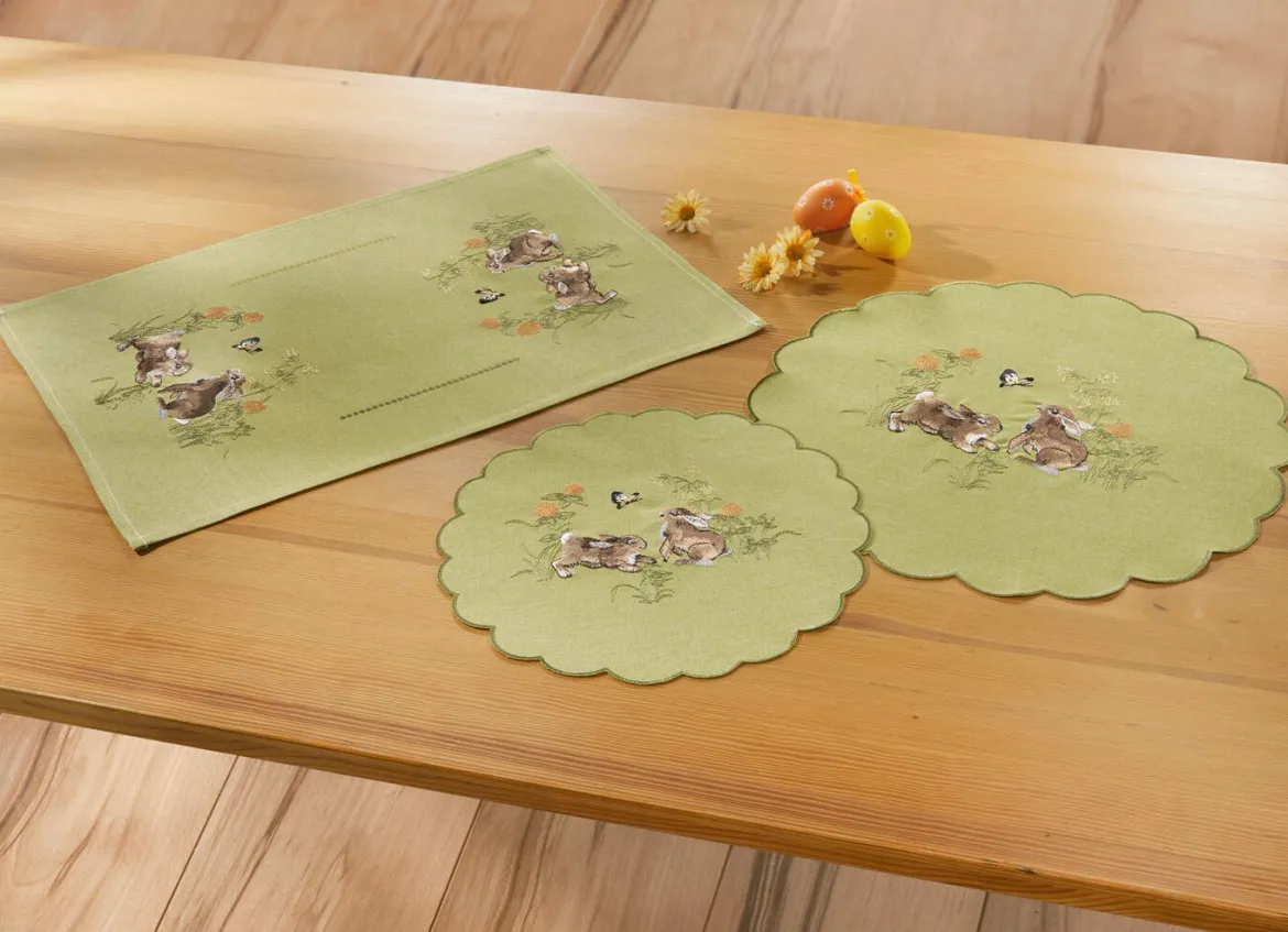 Tisch- und Raumdekoration mit Hasen-Motiven