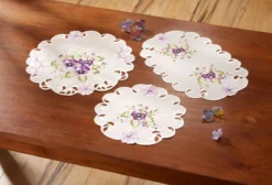 Tisch- und Raumdekoration mit Stiefmütterchen-Stickereien