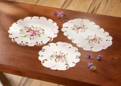 Tisch- und Raumdekoration mit Stiefmütterchen-Stickereien