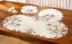 Tisch- und Raumdekoration mit Blüten und Schmetterlingen