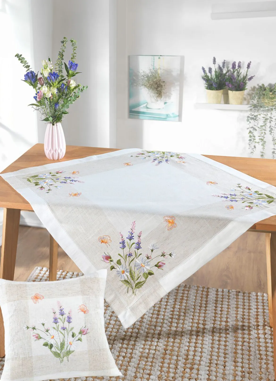 Tisch- und Raumdekoration mit floralem Dessin