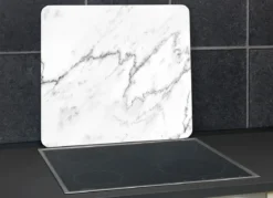 Wandblende aus Glas in Marmor-Optik