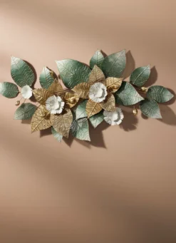 Wanddekoration mit Blüten- und Blättermotiv