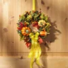 Wandkranz mit bunten Blättern, Beeren und Kürbissen