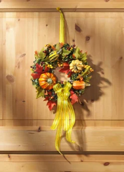 Wandkranz mit bunten Blättern, Beeren und Kürbissen