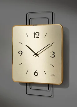 Wanduhr mit Holzgehäuse aus dem Hause AMS